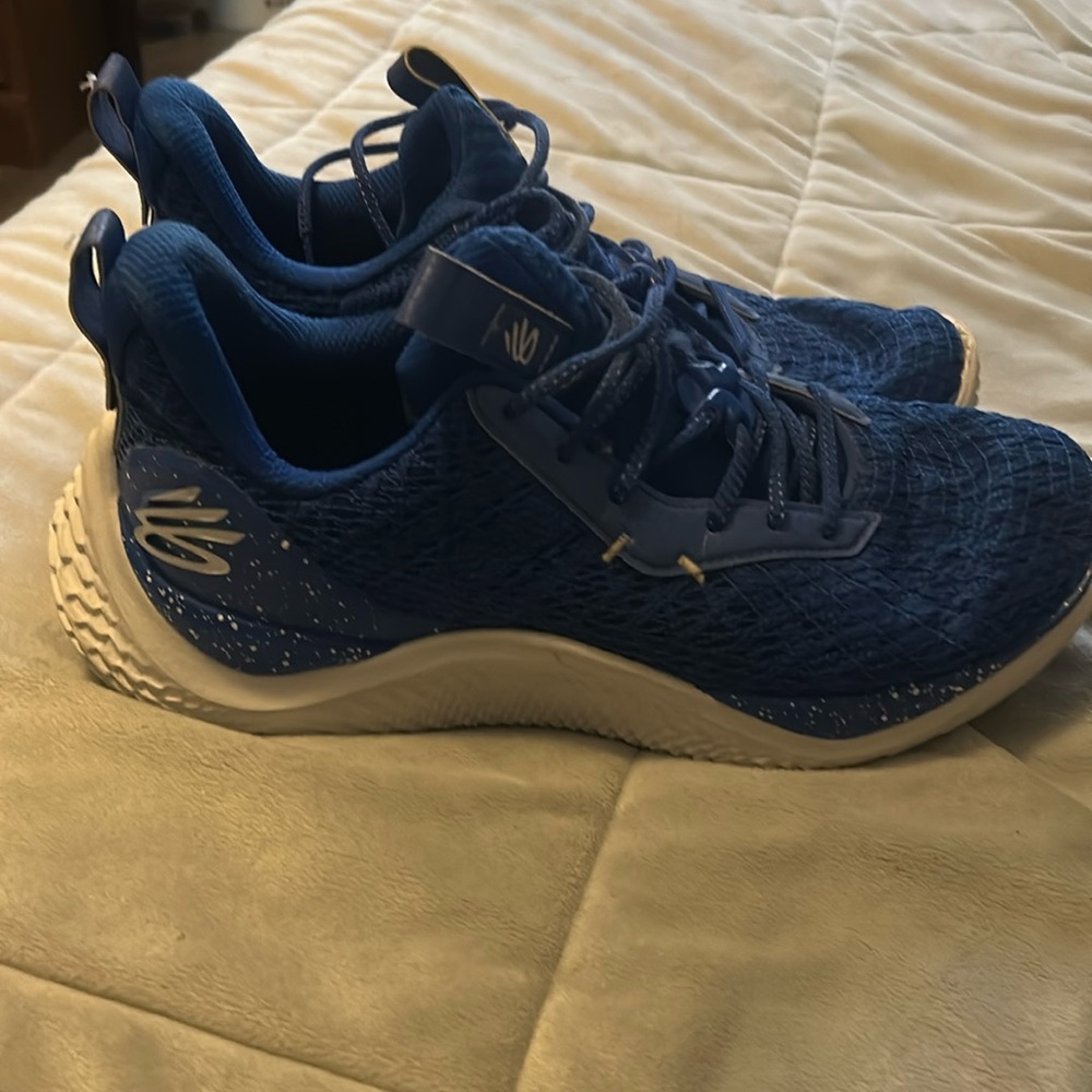 Men’s Size 13 Under Armour Curry Basketball Shoes